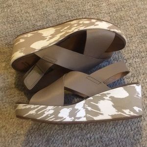 Clark's 7.5 Comfort Cushion Ikat Brown Wedges